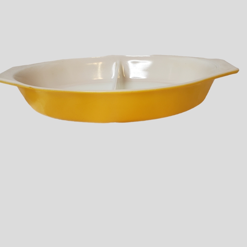 Pyrex 1.5 Quart Sunflower yellow divided Serving Dish Vintage